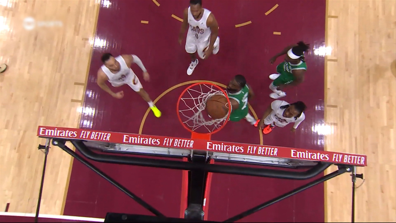 [体育视频] NBA 波士顿杰伦·布朗的特技投篮......“这是什么投篮？”